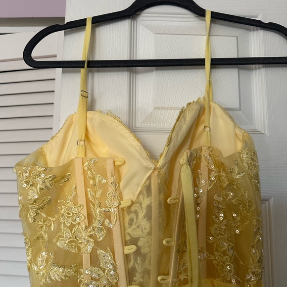 Elegant Yellow Lace Tiered Dress Size 12 - Picture 5 of 10